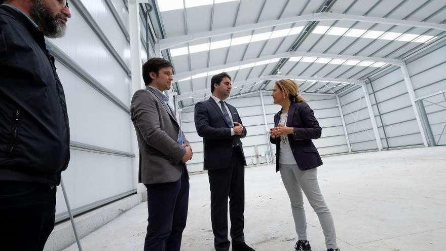 Mallada conversa con José Luis Viesca en la nave de Lieres.