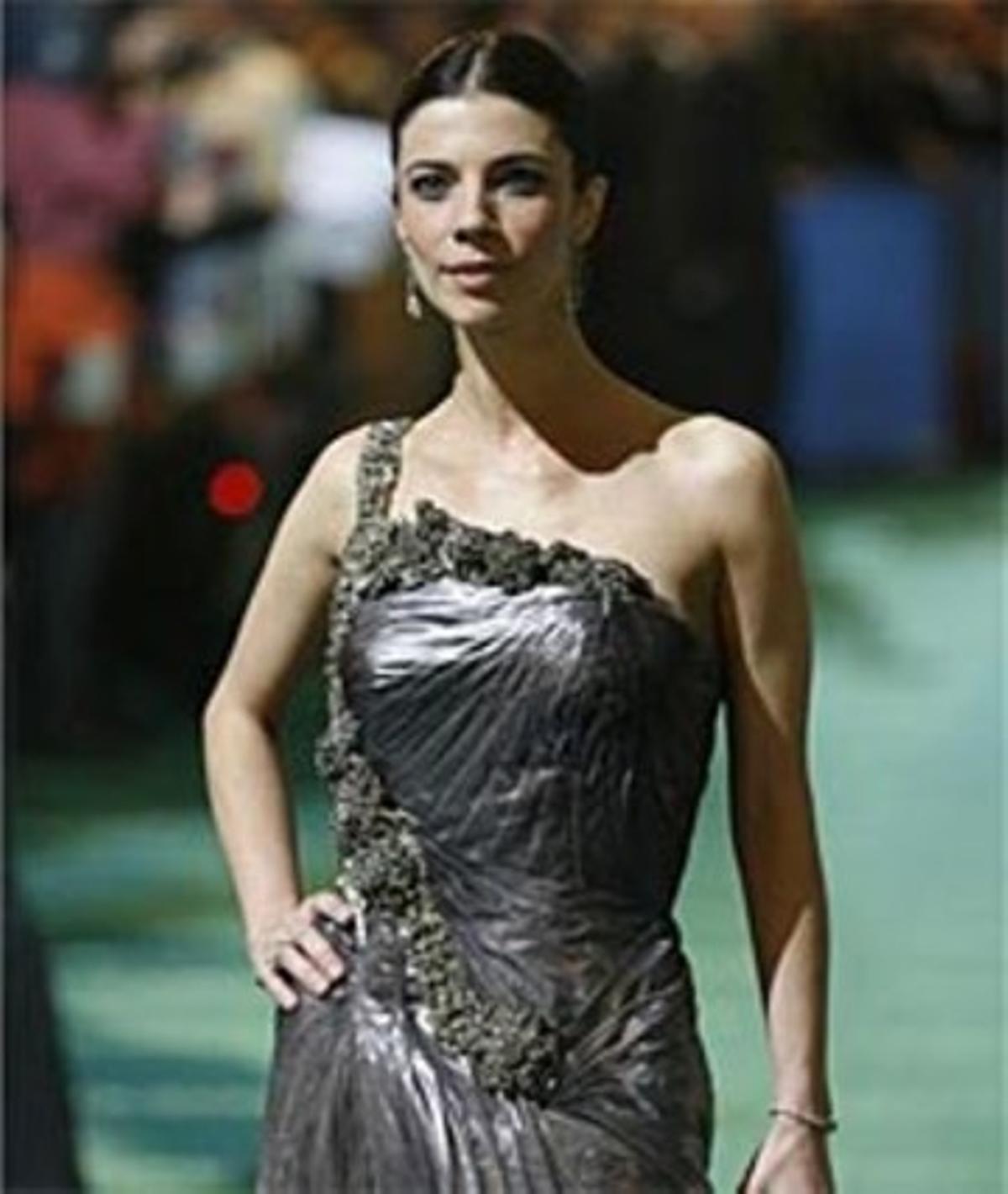 Maribel Verdú, nominada com millor actriu per {’Siete} taules de billar francès’, {a su llegada} a la {gala}. Maribel Verdú, nominada com millor actriu per {’Siete} taules de billar francès’, {a su llegada} a la {gala}.
