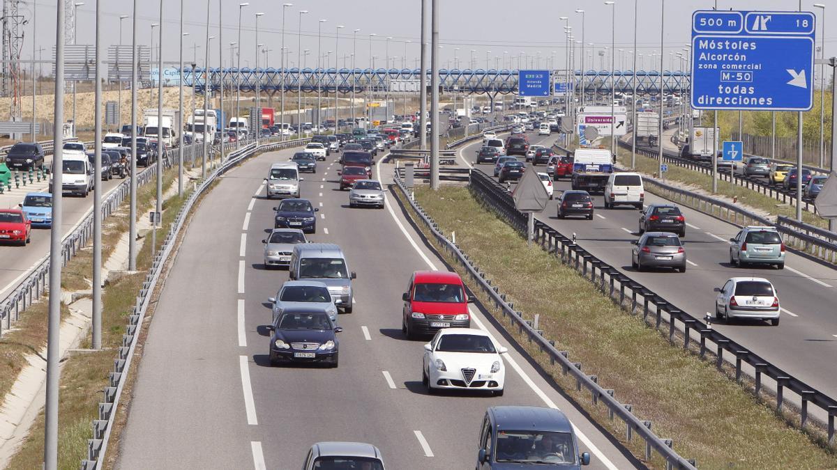 Varios vehículos en una autovía.