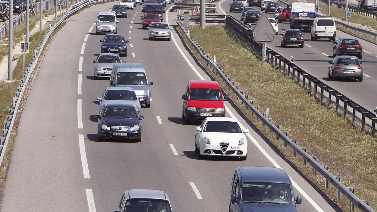 Varios vehículos en una autovía.