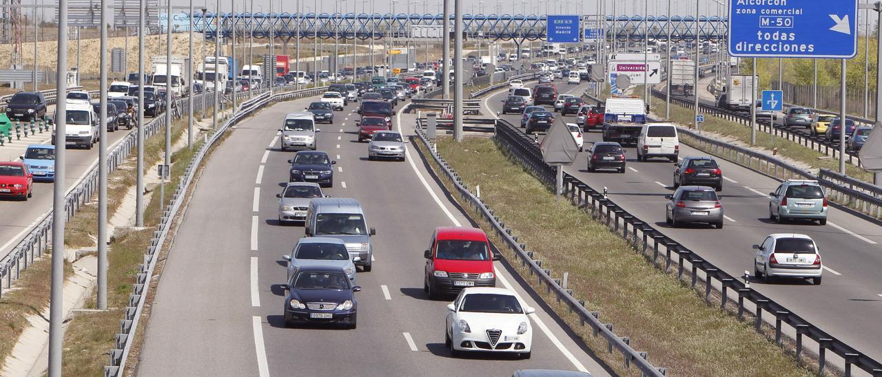 Varios vehículos en una autovía.