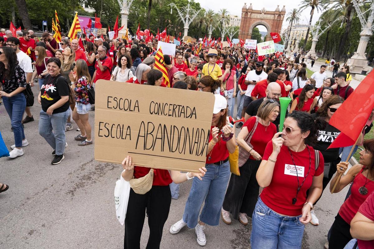 Manifestantes participan en una marcha por el centro de Barcelona durante una jornada de protesta del sector educativo