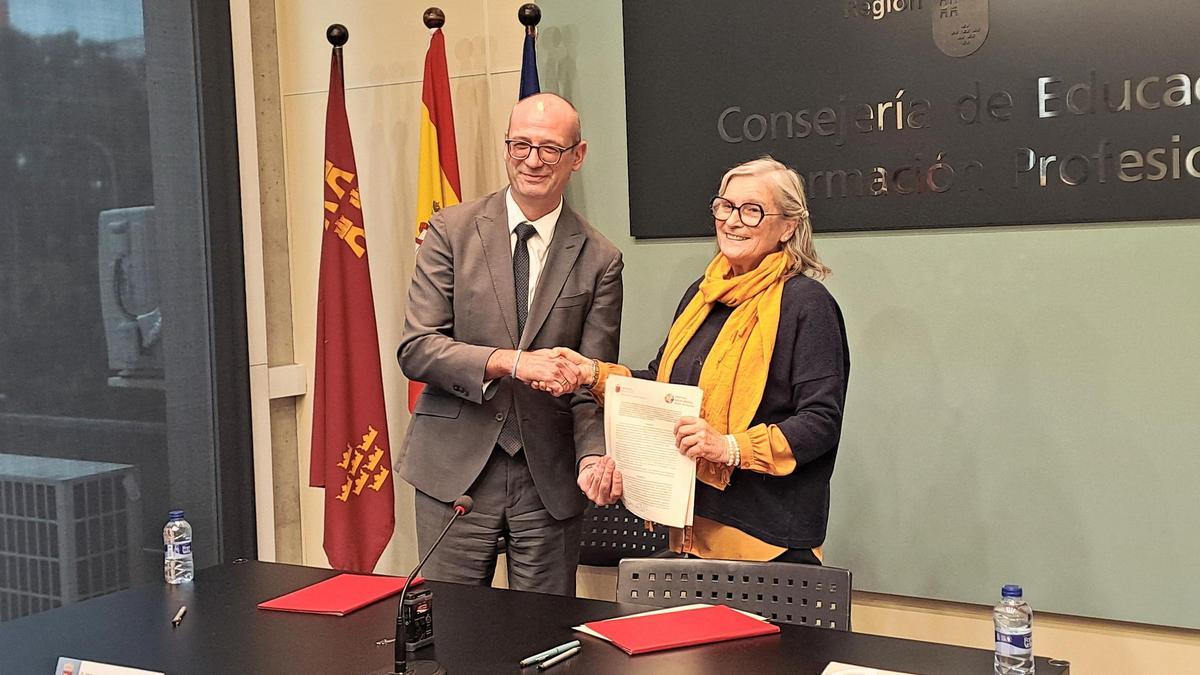 Víctor Marín y Delia Topham durante la firma del convenio este lunes.