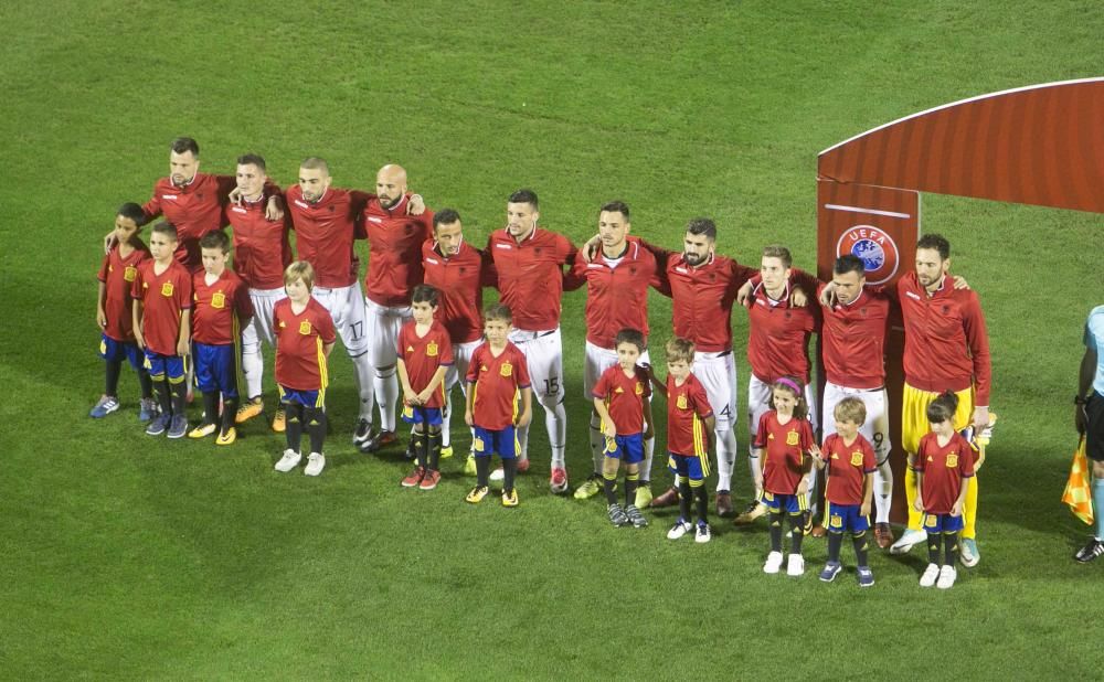 La Selección escuchando el himno español