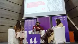 El escritor David Uclés reivindica la memoria democrática y el amor Lgtbiq+ en la ULL