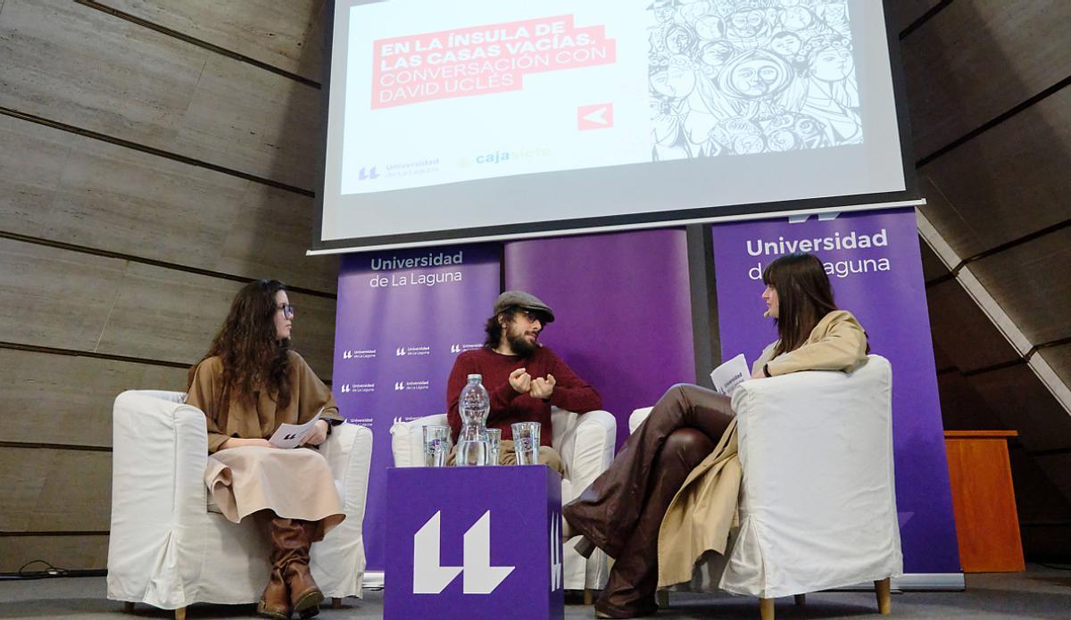David Uclés durante la charla con dos alumnas de la ULL.