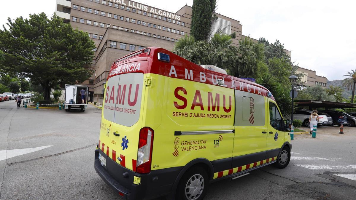 Una ambulancia llegando al hospital Lluís Alcanyís de Xàtiva, en una imagen de archivo.