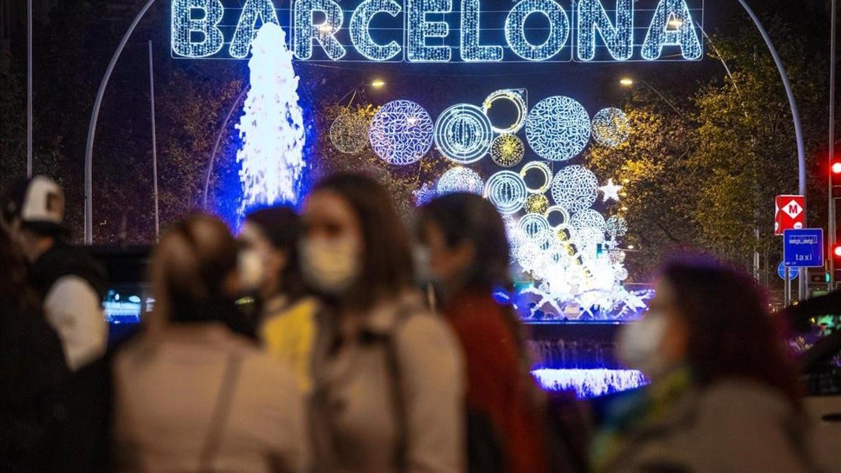 Luces de Navidad en la Gran Vía de Barcelona.