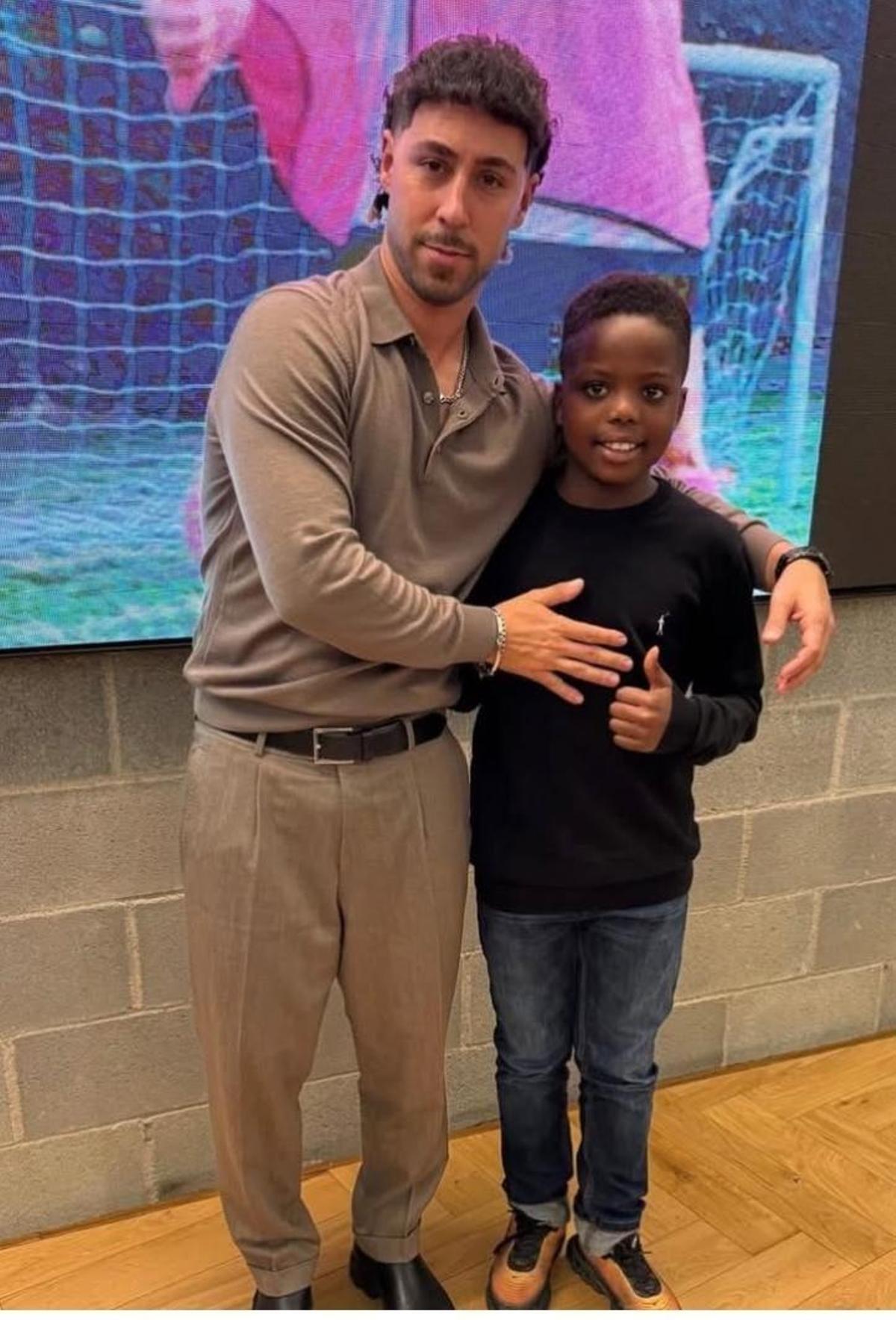 El joven canterano con Alex Zahavi, de 'Gol International'