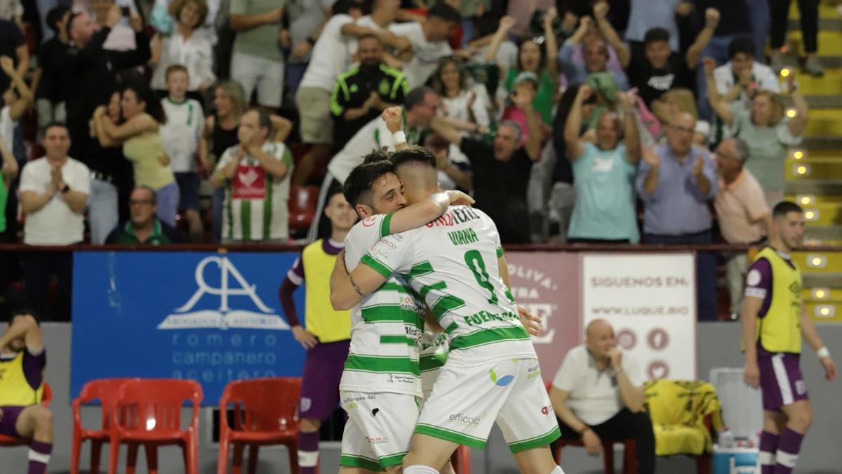 Jesulito y Viana celebran el gol de la victoria ante el UMA Antequera marcado por el brasileño.