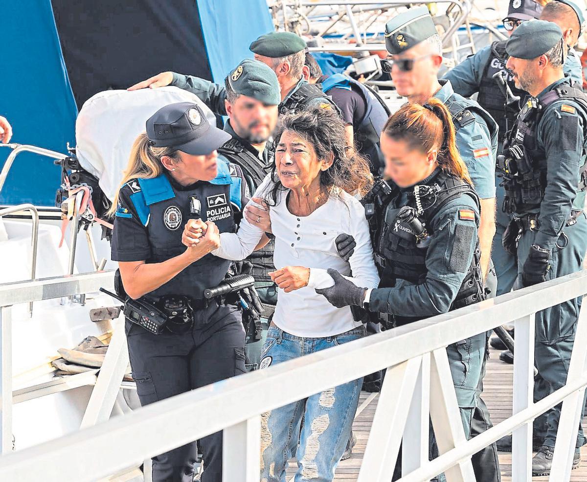 Margarita tras ser desalojada por las fuerzas policiales de su velero en el Muelle Deportivo.