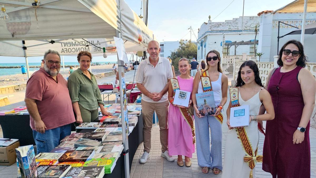 Foto de familia de la inauguración de la Fira del Llibre de Moncofa.