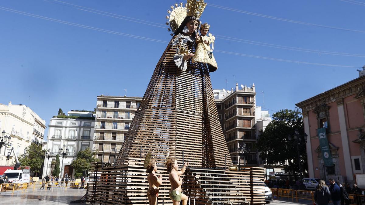 El cadafal de la Ofrenda ya está preparado