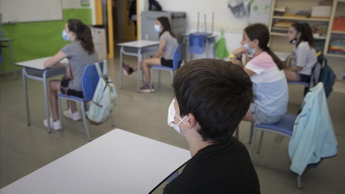 Alumnos de sexto de primaria del colegio público Antaviana de Barcelona atienden en clase con mascarilla, el pasado junio