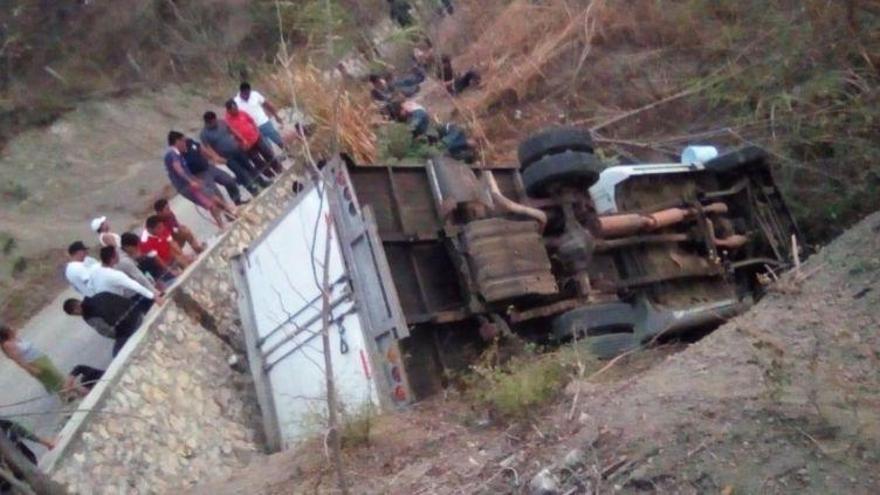 Tragedia en México: al menos 25 migrantes centroamericanos mueren al volcar un camión en Chiapas