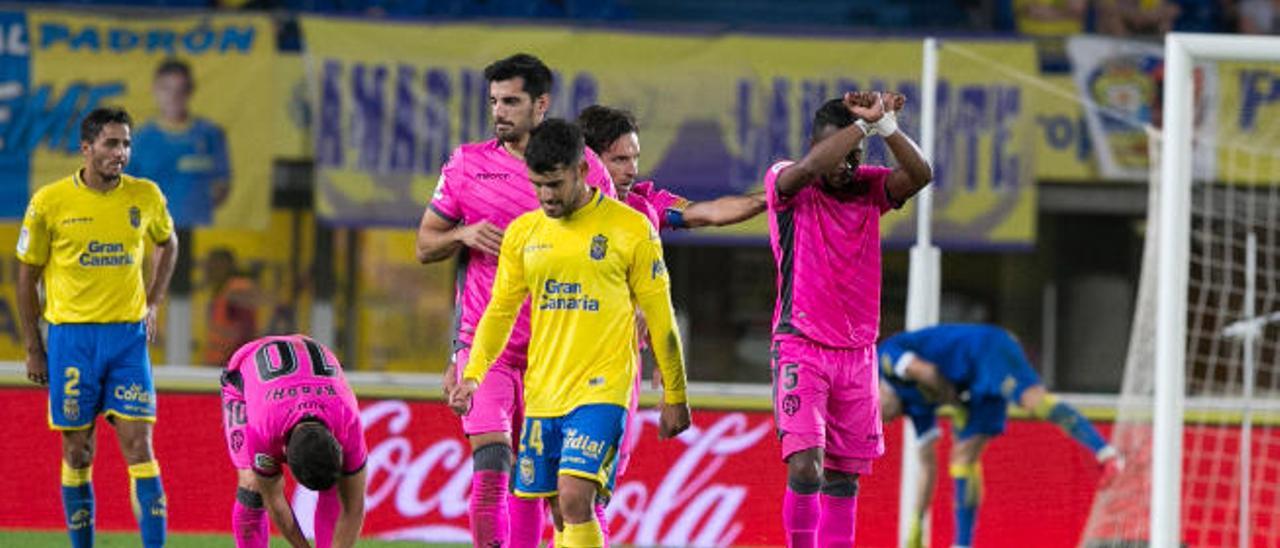 Tana se lamenta por uno de los goles encajados ante el Levante en la primera vuelta en el Gran Canaria.