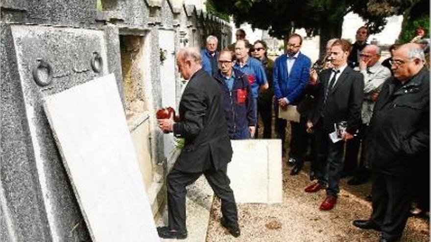 Les urnes van ser situades al costat de la de Dídac Taradell, primera víctima antifeixista a Girona el 1936.