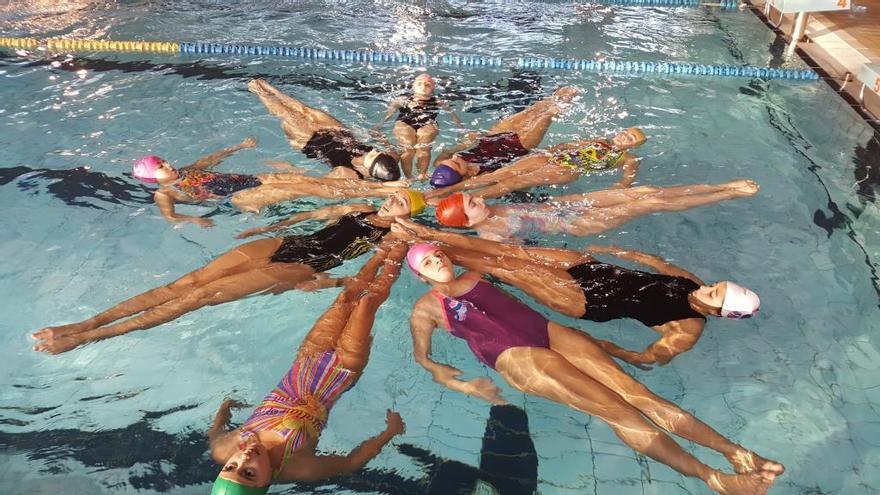 Imagen de un entrenamiento de los nadadores estradenses.