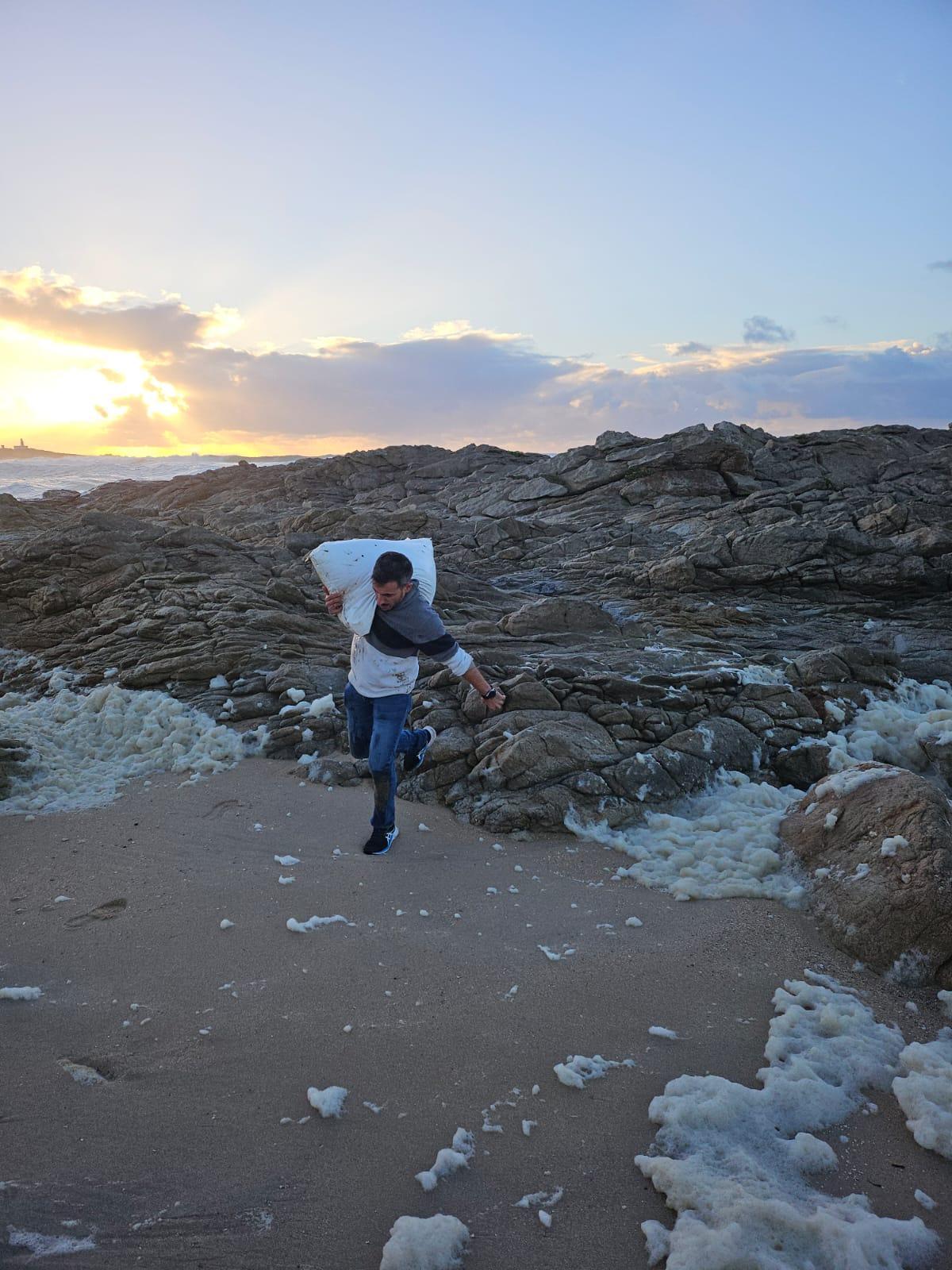 Rodrigo Fresco, el 13 de diciembre retirando los primeros sacos de la playa de Balieiros