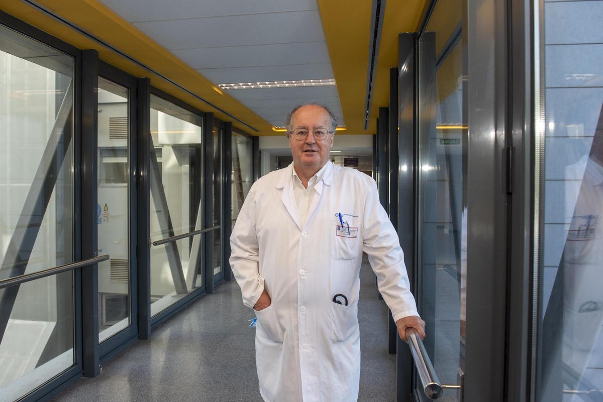 El doctor Miguel Pérez Fontán, en el Hospital Universitario de A Coruña (Chuac).
