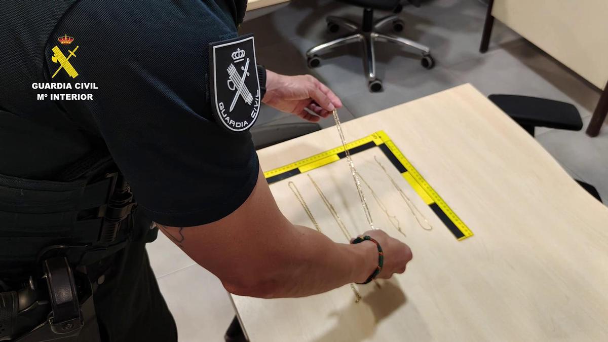 Cadenas recuperadas por los agentes