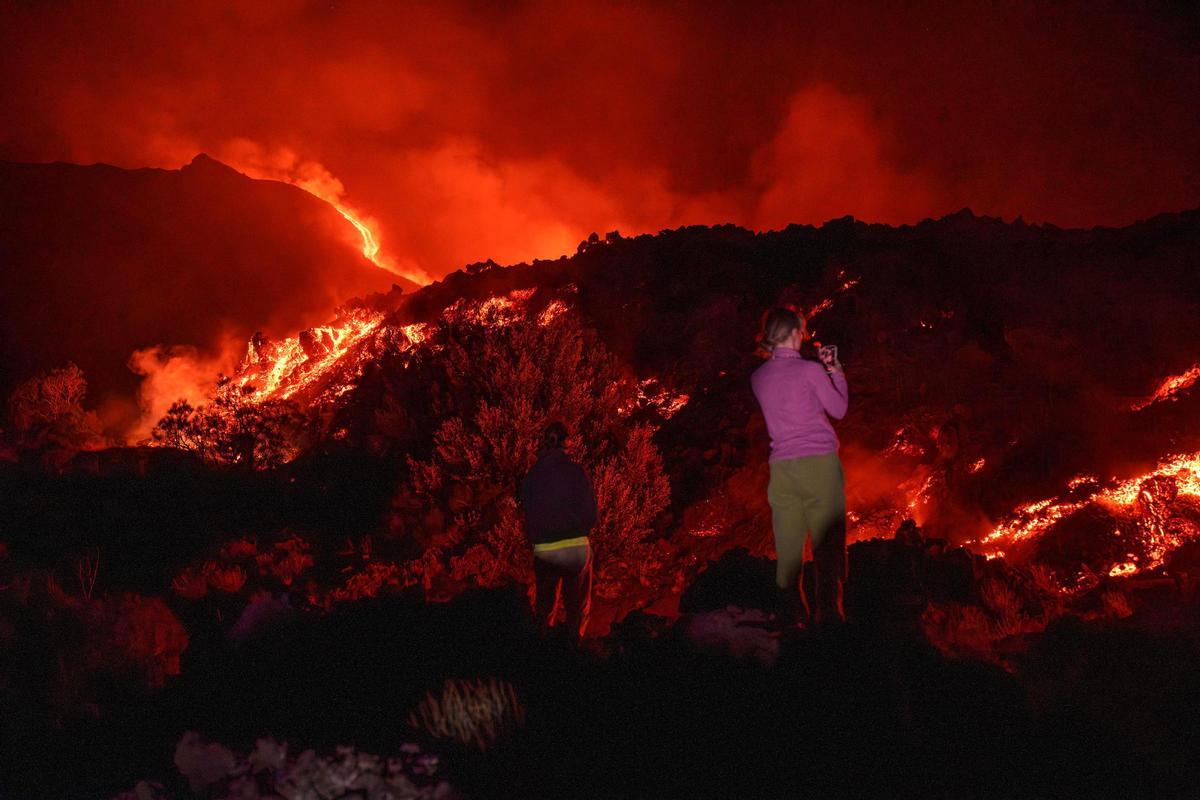 El espectáculo natural de la erupción del Etna atrae a los visitantes El espectáculo natural de la erupción del Etna atrae a los visitantes