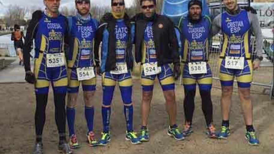 Los triatletas del T. Duero Clínica Dental Santos Marino que compitieron en Medina de Rioseco.