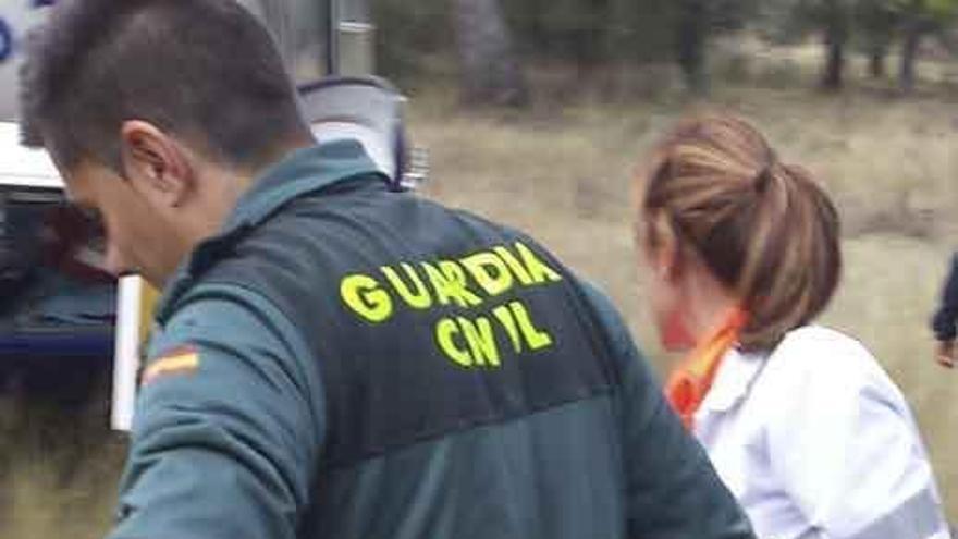 Un guardia participa en el rescate de una persona.