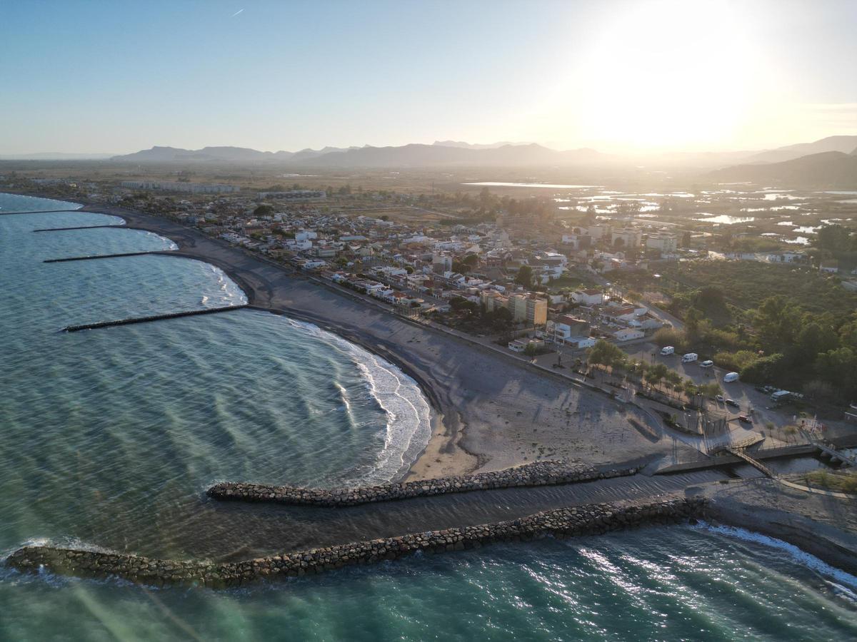 ALMENARA. Panorámica aérea tomada en dron del litoral, con los espigones al frente.