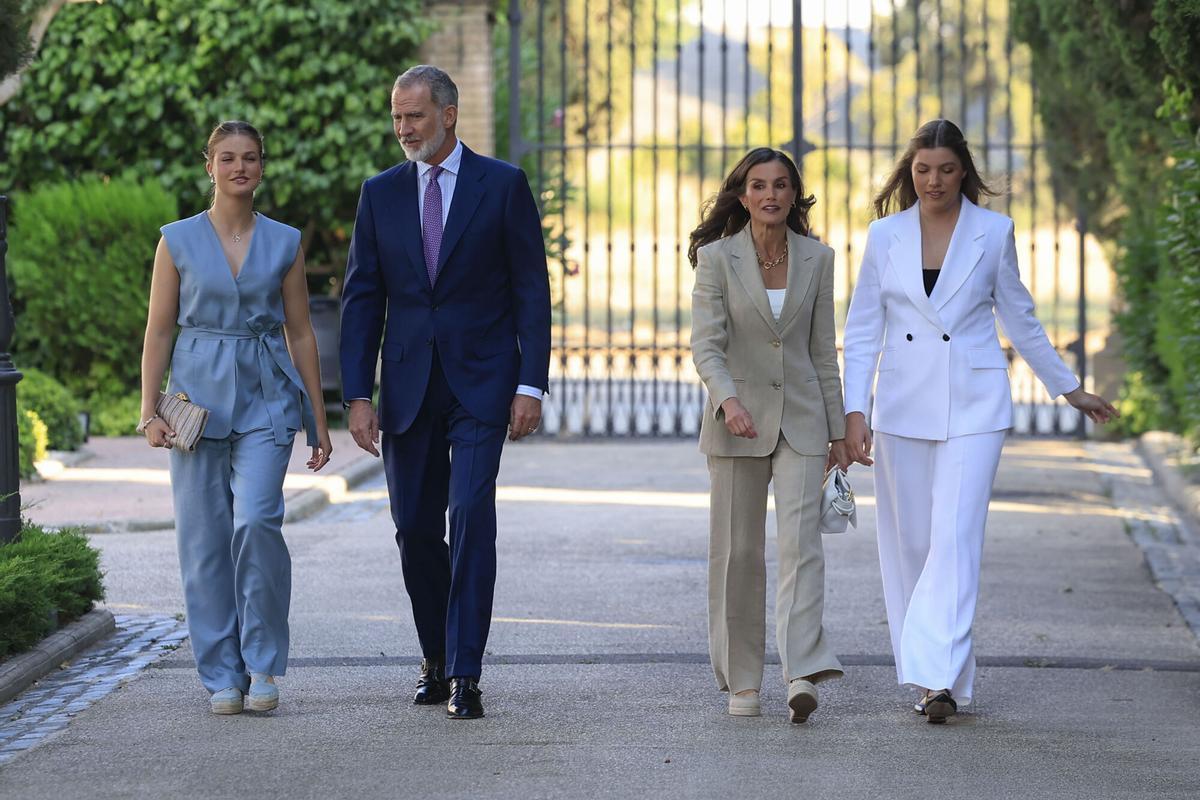ZARAGOZA, 08/07/2026.- El rey Felipe VI (2i), la reina Letizia (2d) y la princesa Leonor (i) acompañan a la infanta Sofía (d) este miércoles en Zaragoza, donde va a pronunciar su primer discurso oficial en público con motivo de la entrega de la primera edición de las ayudas Docentes Referentes de la Fundación Ibercaja. EFE/ Javier Cebollada