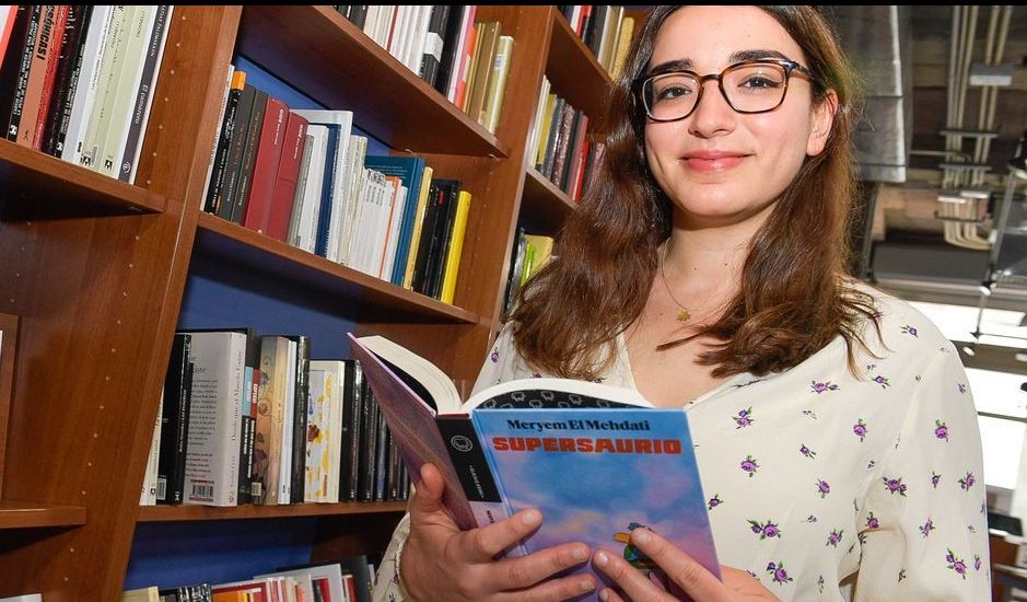 Meryem El Mehdati con su libro 'Supersaurio'
