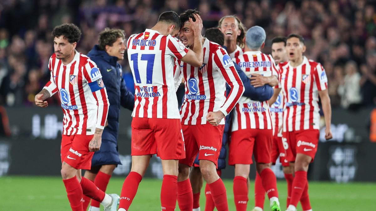 Los futbolistas del Atlético de Madrid celebran el pase a la final sobre el césped del Camp Nou