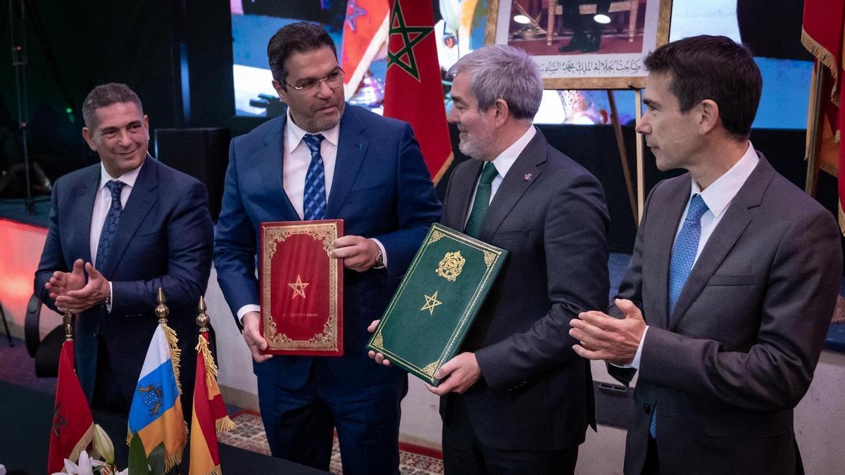 Firma de los acuerdos entre Fernando Clavijo, a la derecha, con Karim Achengli, el  pasado enero en Agadir.