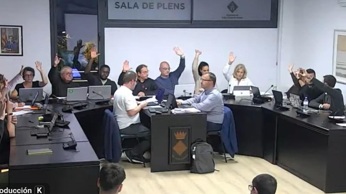 Un dels moments de votació al ple de Santa Coloma de Farners.