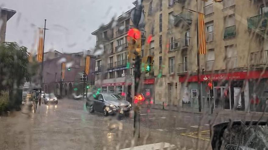 La ciutat d&#039;Olot, ahir a la tarda, sota la pluja.