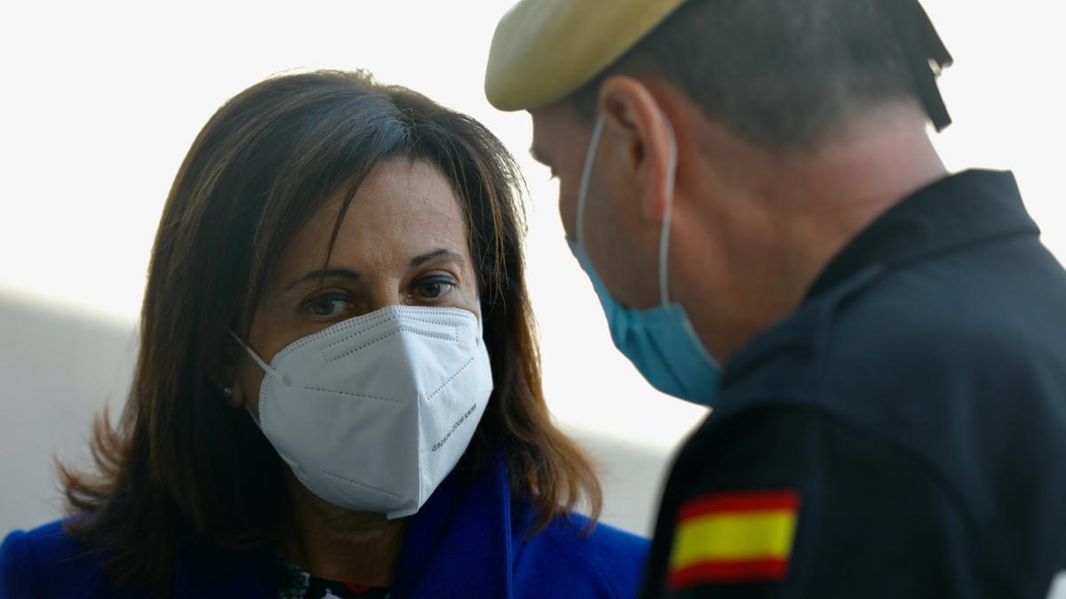 La ministra de Defensa, Margarita Robles, y el teniente general jefe de la UME, Luis Martínez Meijide.