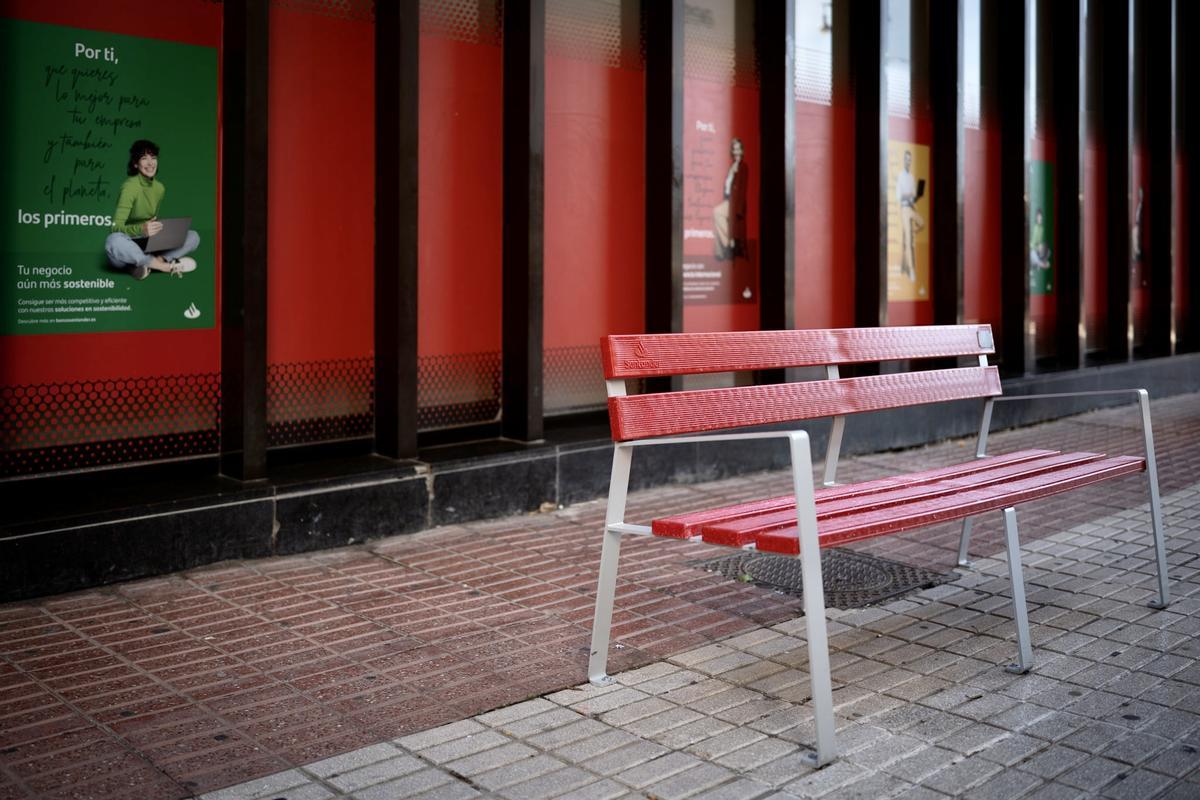 Uno de los bancos fabricados con tarjetas recicladas e instalados en Málaga.