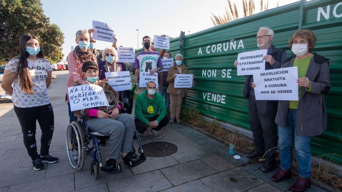 Miembros de Defensa do Común y artistas gráficos, ayer en A Maestranza.   | // CASTELEIRO/ROLLER AGENCIA