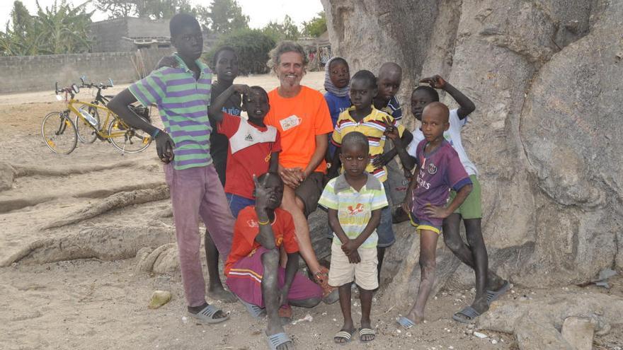Romà Boule, fundador de l&#039;ONG, amb nens senegalesos