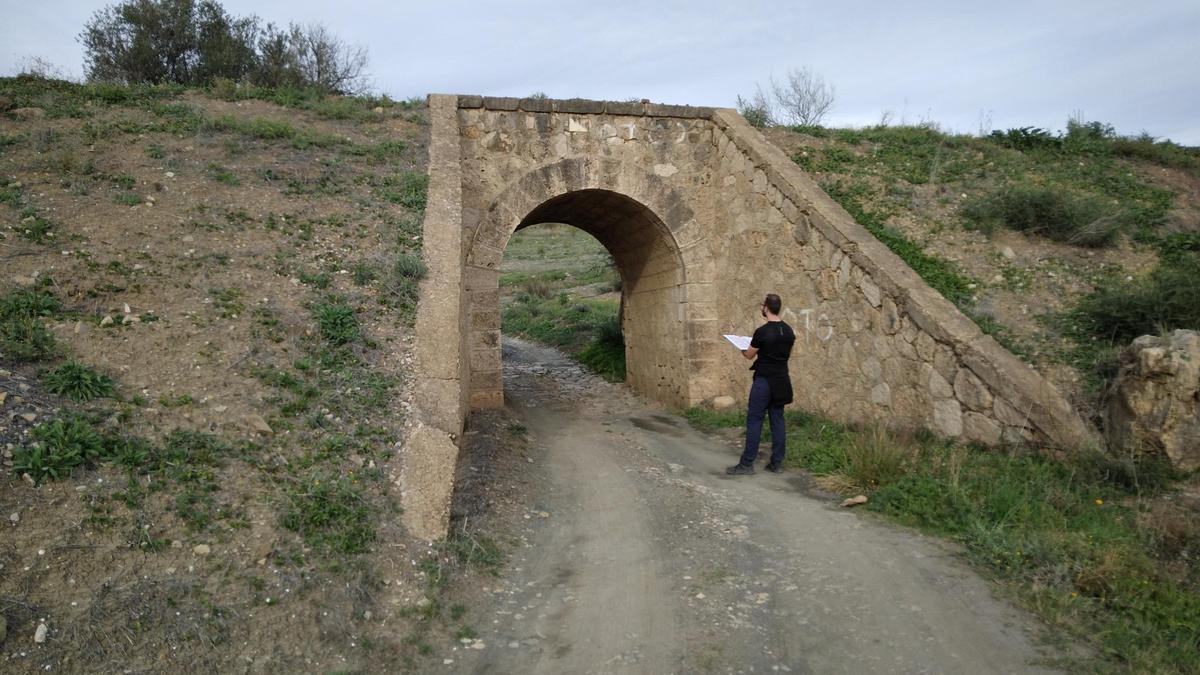 Uno de los técnicos de la Fundación de los Ferrocarriles Españoles, en un puente del antiguo tren de La Cochita