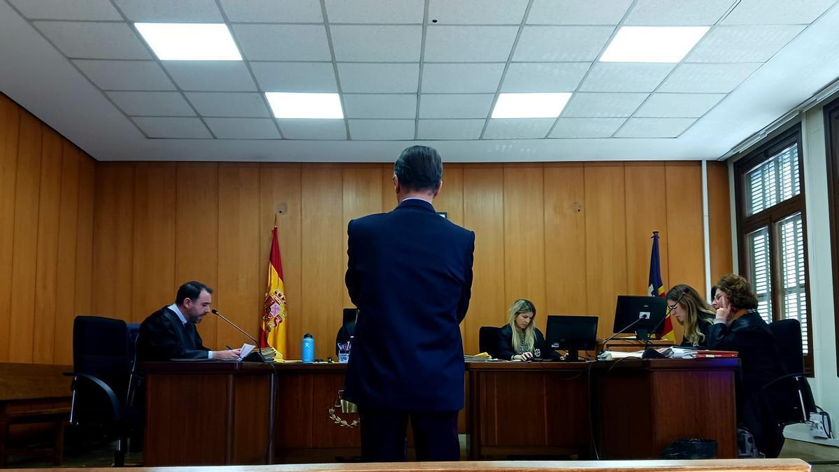 El casero acusado, durante una vista previa celebrada en la sede judicial de Vía Alemania, en Palma.