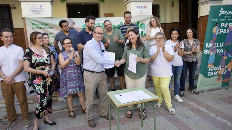 El CEIP Vistabella acogió ayer la firma del acuerdo entre los pediatras y la FAPA regional. | JUAN CARLOS CAVAL