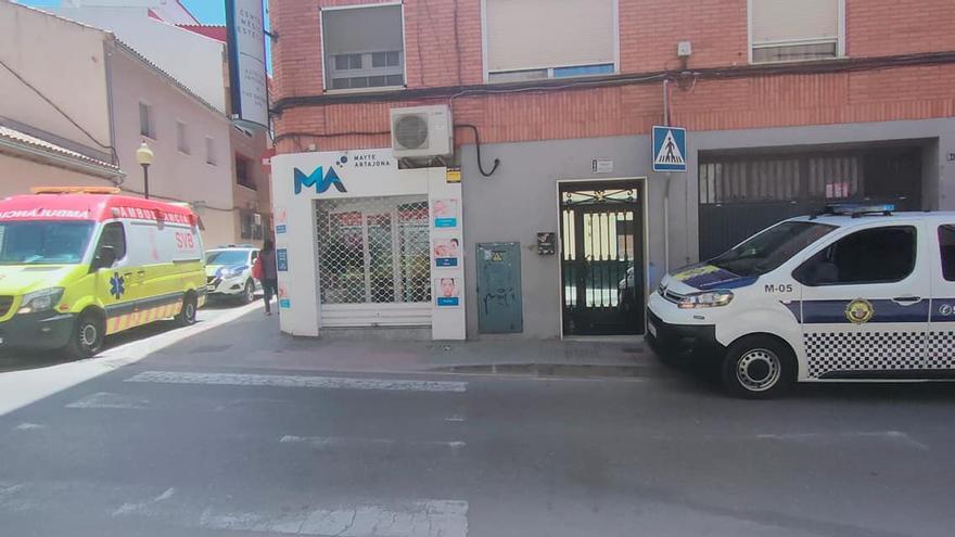 El vehículo de la Policía Local y la ambulancia que ha trasladado a la menor al centro sanitario de Villena.