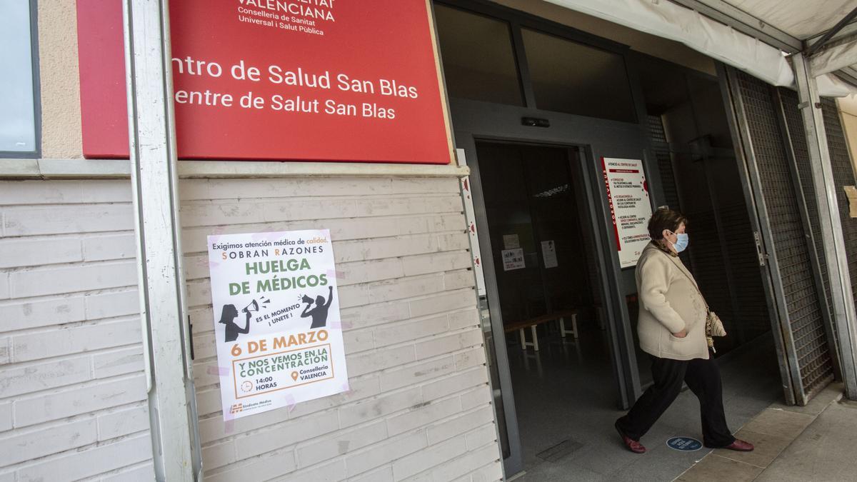 Un cartel de CESM llamando a la huelga a las puertas de un centro de salud de Alicante.