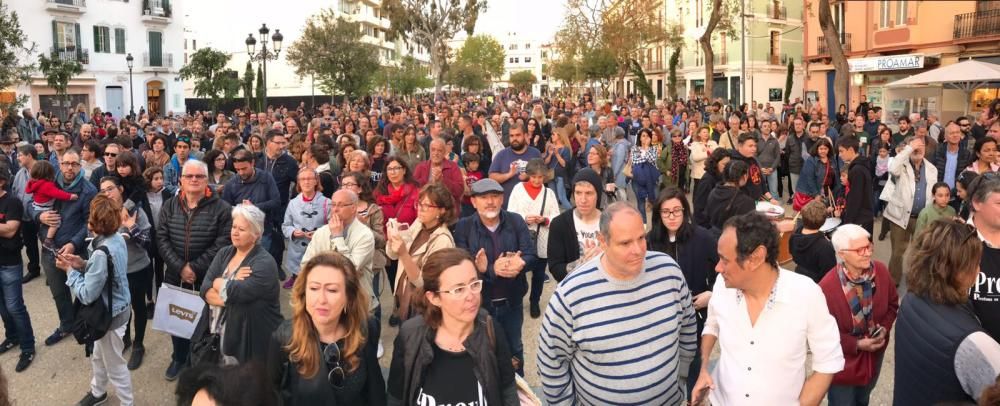 Medio millar de personas protestan contra el turismo "ilimitado e irrespetuoso" en Ibiza