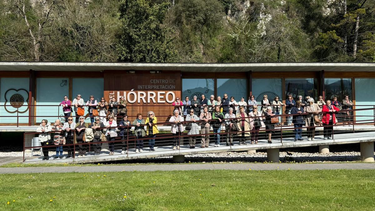 Participantes en la jornada de convivencia de Gozón en Ribera de Arriba.
