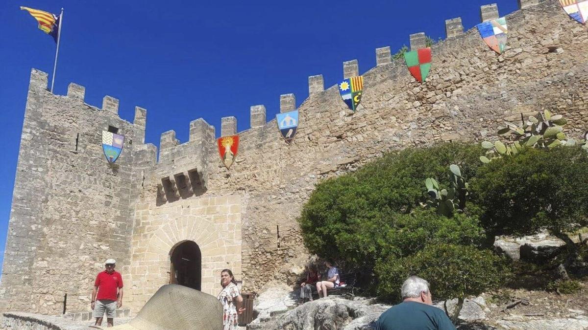 Die bereits festlich geschmückte Burg von Capdepera wartet auf den Run zum Mittelaltermarkt