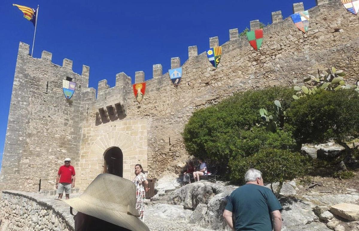 l Die bereits festlich geschmückte Burg.  l Aussicht auf Capdepera.  l Die Wappen für den Mittelaltermarkt sind handbemalt.  l Neben einer Palmflechtausstellung werden auf dem Burggelände auch dauerhaft sakrale Artefakte ausgestellt.   | FOTOS: SOPHIE MONO