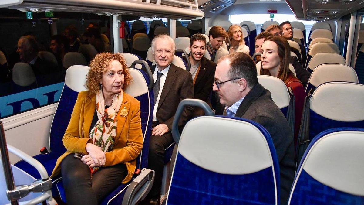 La 'consellera' de Territori, Ester Capella, junto al alcalde de Vilanova i la Geltrú, Juan Luis Ruiz, en la presentación de los nuevos autobuses que unen la capital del Garraf con Barcelona