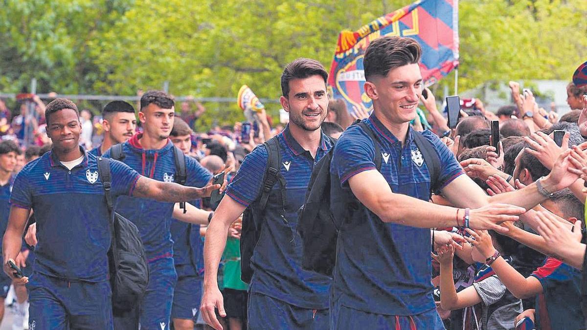 La afición granota recibiendo a los jugadores antes de medirse al Alavés